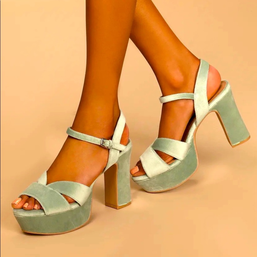 BNIB Chinese Laundry Daydreamer Platform Sandals in MINT // 7.5 true to size
